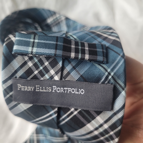 Perry Ellis Silk Tie - Picture 4 of 5